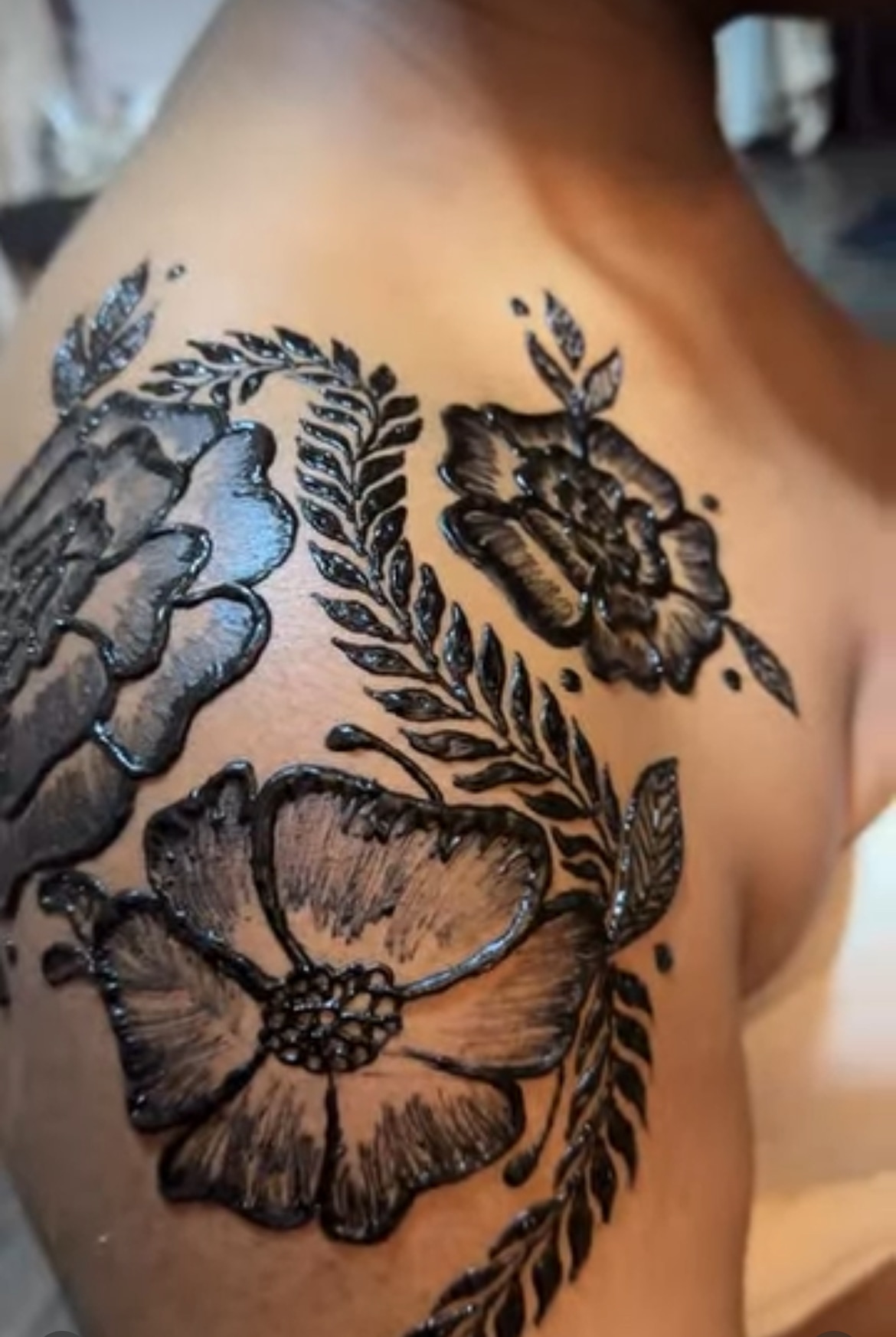 Beautiful shoulder henna art